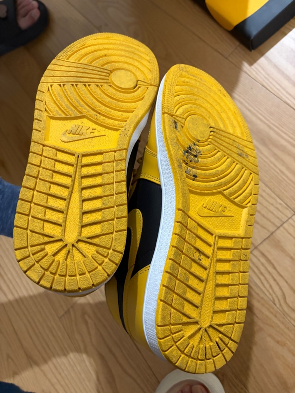 Air Jordan AJ1 Men Retro High OG High-Top Sneakers in Yellow and Black - Picture 6 of 6